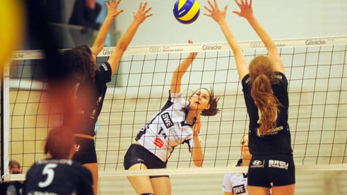 Volleyball, 2. Bundesliga Damen: SWE-Volleyteam Erfurt  FTSV Straubing, Riethsporthalle, letztes Spiel der Saison. Die Spielerinnen tanzen zum Abschluß mit Trainer, Team und Fans. 14 Lisa Erdtmann. Foto: Susann Fromm 