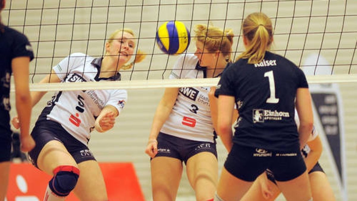 Volleyball, 2. Bundesliga Damen: SWE-Volleyteam Erfurt  FTSV Straubing, Riethsporthalle, letztes Spiel der Saison. Die Spielerinnen tanzen zum Abschluß, mit Trainer, Team und Fans. 3 Juliane Herz 5 Annika Müller. Foto: Susann Fromm 