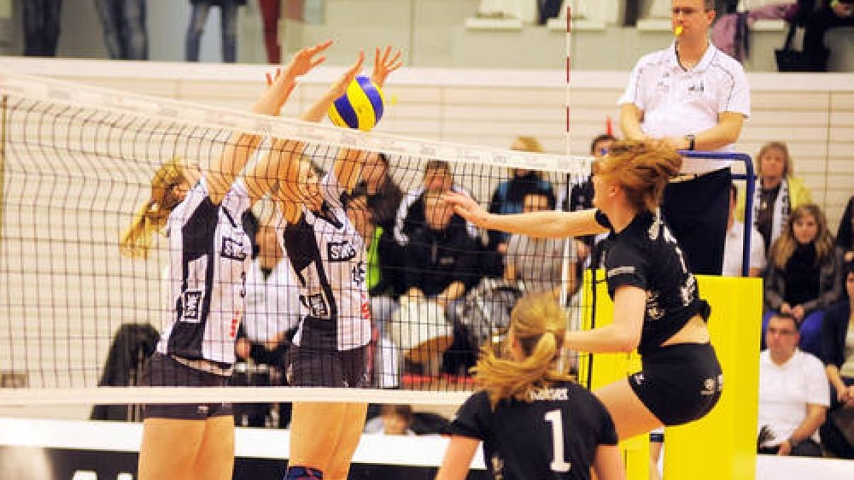 Volleyball, 2. Bundesliga Damen: SWE-Volleyteam Erfurt  FTSV Straubing, Riethsporthalle, letztes Spiel der Saison. Die Spielerinnen tanzen zum Abschluß, mit Trainer, Team und Fans. 3 Juliane Herz 15 Saskia Leonhardt. Foto: Susann Fromm 