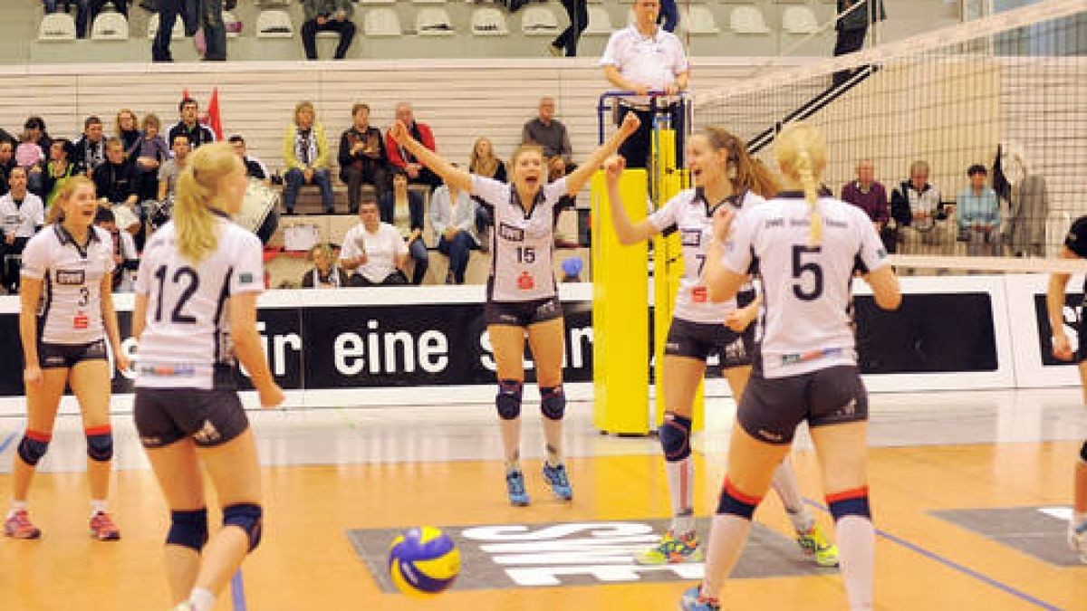 Volleyball, 2. Bundesliga Damen: SWE-Volleyteam Erfurt  FTSV Straubing, Riethsporthalle, letztes Spiel der Saison. Die Spielerinnen tanzen zum Abschluß mit Trainer, Team und Fans. VON LINKS: 3 Juliane Herz 12 Lisa Breitsprecher 15 Saskia Leonhardt 4 Juliane Flessa 7 Ekaterina Soloninkina 5 Annika Müller. Foto: Susann Fromm  