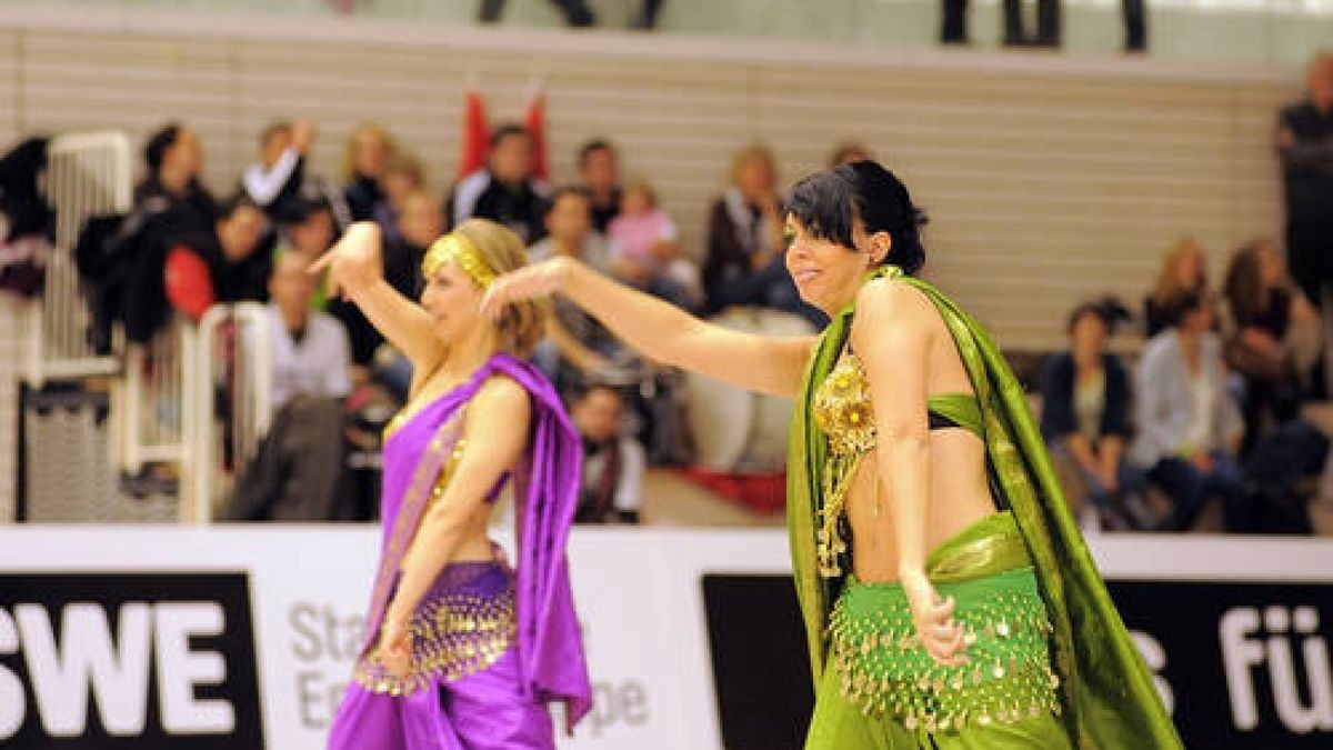 Volleyball, 2. Bundesliga Damen: SWE-Volleyteam Erfurt  FTSV Straubing, Riethsporthalle, letztes Spiel der Saison. Die Spielerinnen tanzen zum Abschluß mit Trainer, Team und Fans. Showeinlage in der Pause. Foto: Susann Fromm 