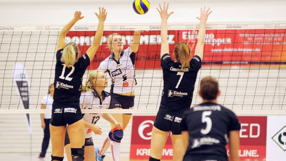 Volleyball, 2. Bundesliga Damen: SWE-Volleyteam Erfurt  FTSV Straubing, Riethsporthalle, letztes Spiel der Saison. Die Spielerinnen tanzen zum Abschluß mit Trainer, Team und Fans. 5 Annika Müller (Kapitän) 12 Lisa Breitsprecher. Foto: Susann Fromm  