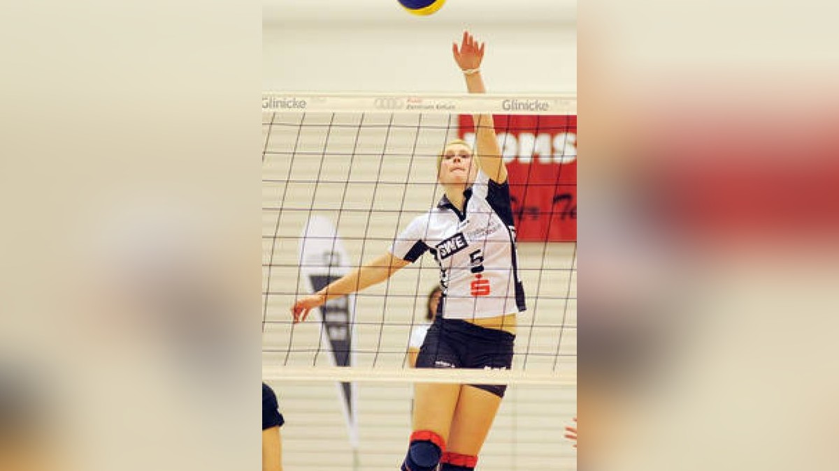 Volleyball, 2. Bundesliga Damen: SWE-Volleyteam Erfurt  FTSV Straubing, Riethsporthalle, letztes Spiel der Saison. Die Spielerinnen tanzen zum Abschluß mit Trainer, Team und Fans. 5 Annika Müller (Kapitän). Foto: Susann Fromm 