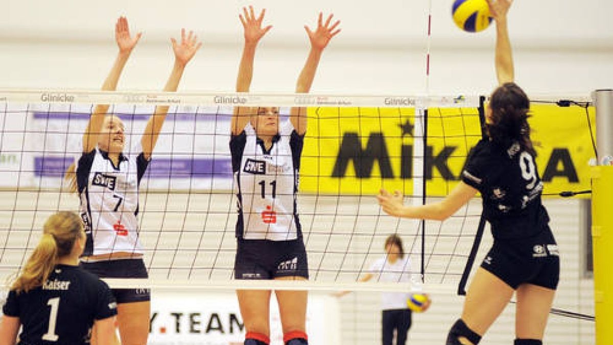 Volleyball, 2. Bundesliga Damen: SWE-Volleyteam Erfurt  FTSV Straubing, Riethsporthalle, letztes Spiel der Saison. Die Spielerinnen tanzen zum Abschluß mit Trainer, Team und Fans. 7 Ekaterina Soloninkina 11 Maria Völker. Foto: Susann Fromm  