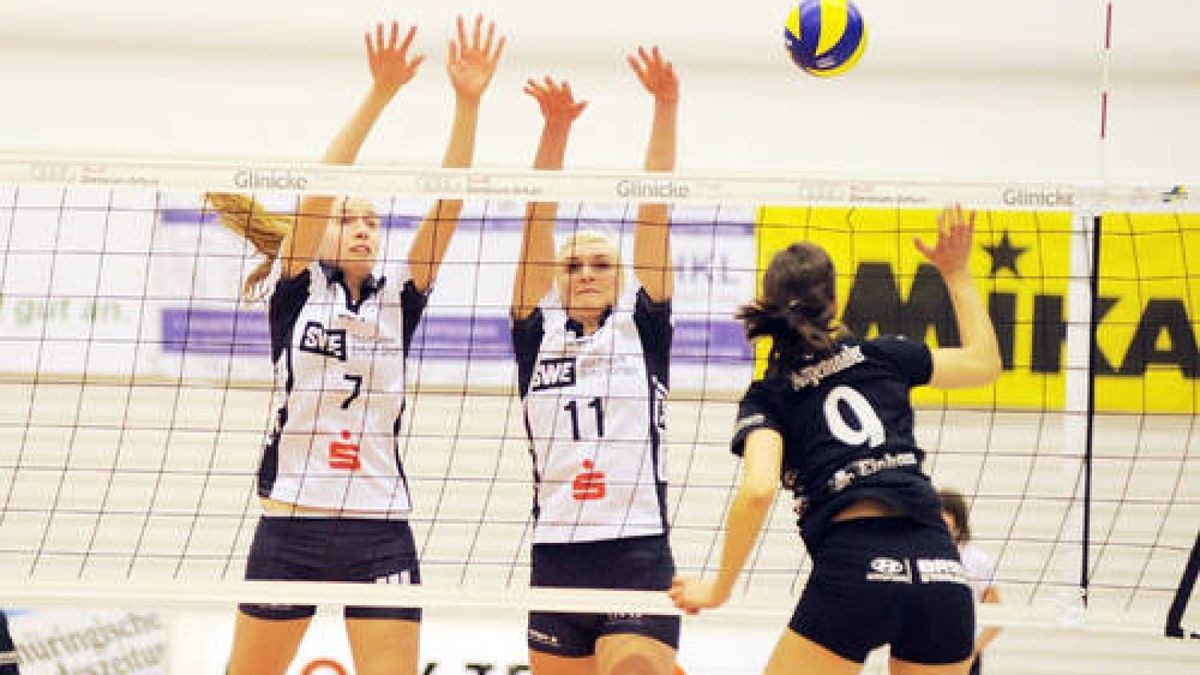 Volleyball, 2. Bundesliga Damen: SWE-Volleyteam Erfurt  FTSV Straubing, Riethsporthalle, letztes Spiel der Saison. Die Spielerinnen tanzen zum Abschluß mit Trainer, Team und Fans. 7 Ekaterina Soloninkina 11 Maria Völker. Foto: Susann Fromm 