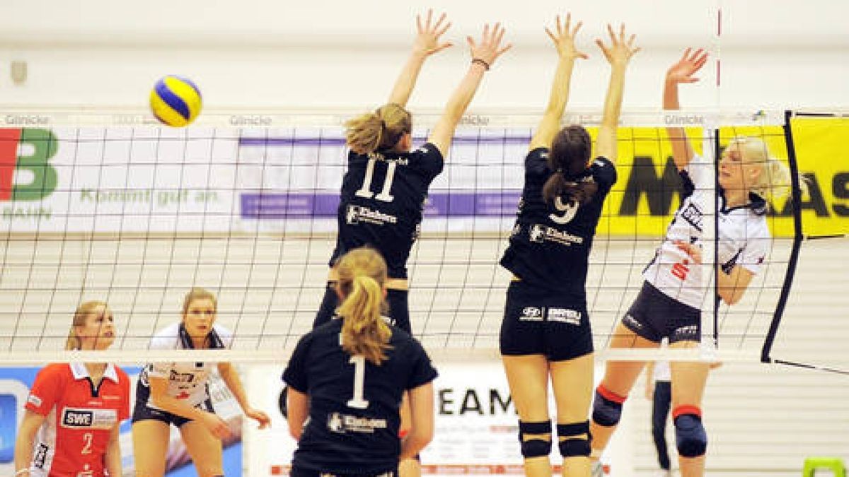 Volleyball, 2. Bundesliga Damen: SWE-Volleyteam Erfurt  FTSV Straubing, Riethsporthalle, letztes Spiel der Saison. Die Spielerinnen tanzen zum Abschluß mit Trainer, Team und Fans. 2 Jana Illiger (im roten Libero-Trikot) 11 Maria Völker 15 Saskia Leonhardt. Foto: Susann Fromm