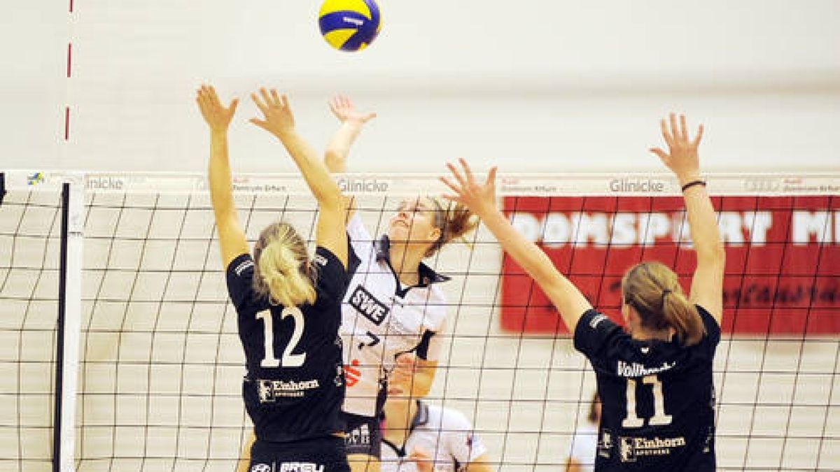 Volleyball, 2. Bundesliga Damen: SWE-Volleyteam Erfurt  FTSV Straubing, Riethsporthalle, letztes Spiel der Saison. Die Spielerinnen tanzen zum Abschluß mit Trainer, Team und Fans. 7 Ekaterina Soloninkina. Foto: Susann Fromm 