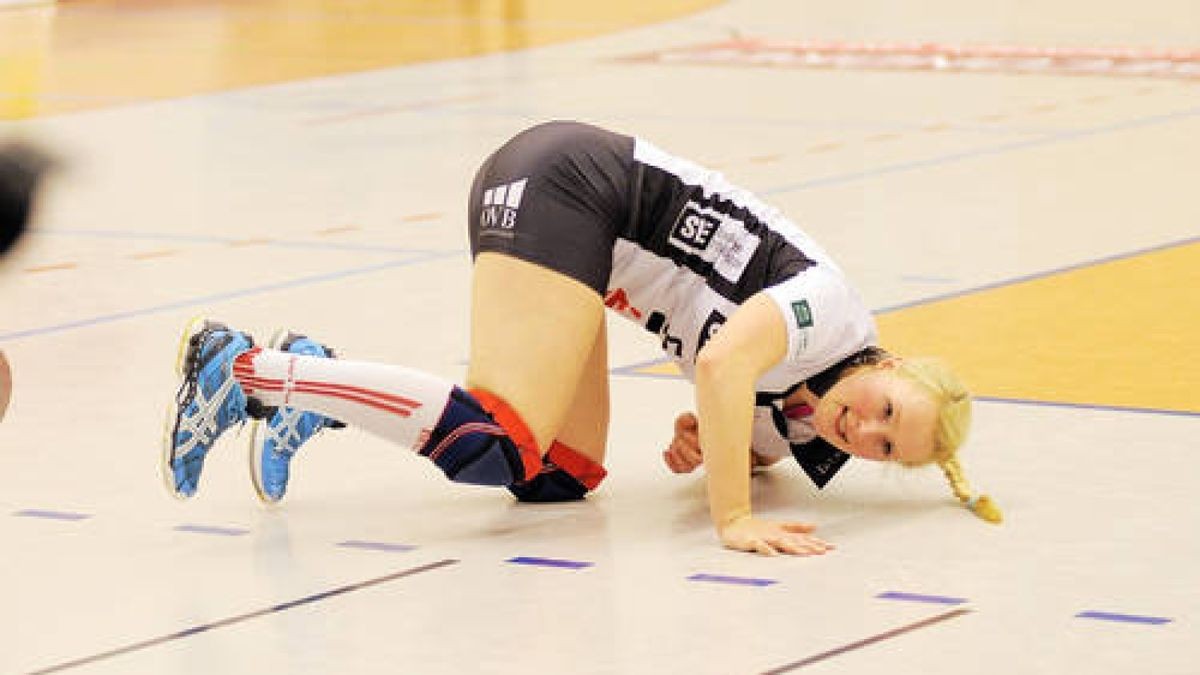 Volleyball, 2. Bundesliga Damen: SWE-Volleyteam Erfurt  FTSV Straubing, Riethsporthalle, letztes Spiel der Saison. Die Spielerinnen tanzen zum Abschluß mit Trainer, Team und Fans. Ganzer Einsatz auch am Boden: Kapitän Annika Müller. Foto: Susann Fromm 