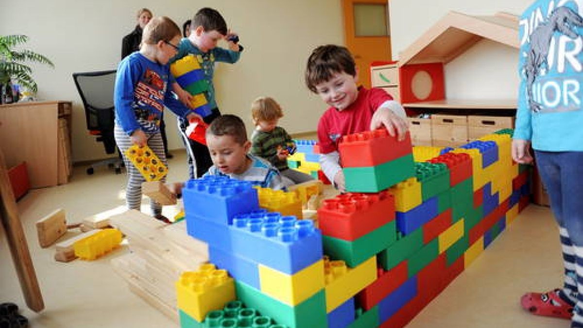 Kinder beziehen neuen Kindergarten in Westerengel