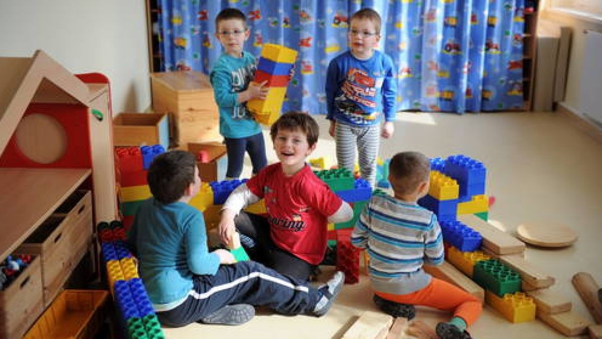 Kinder beziehen neuen Kindergarten in Westerengel