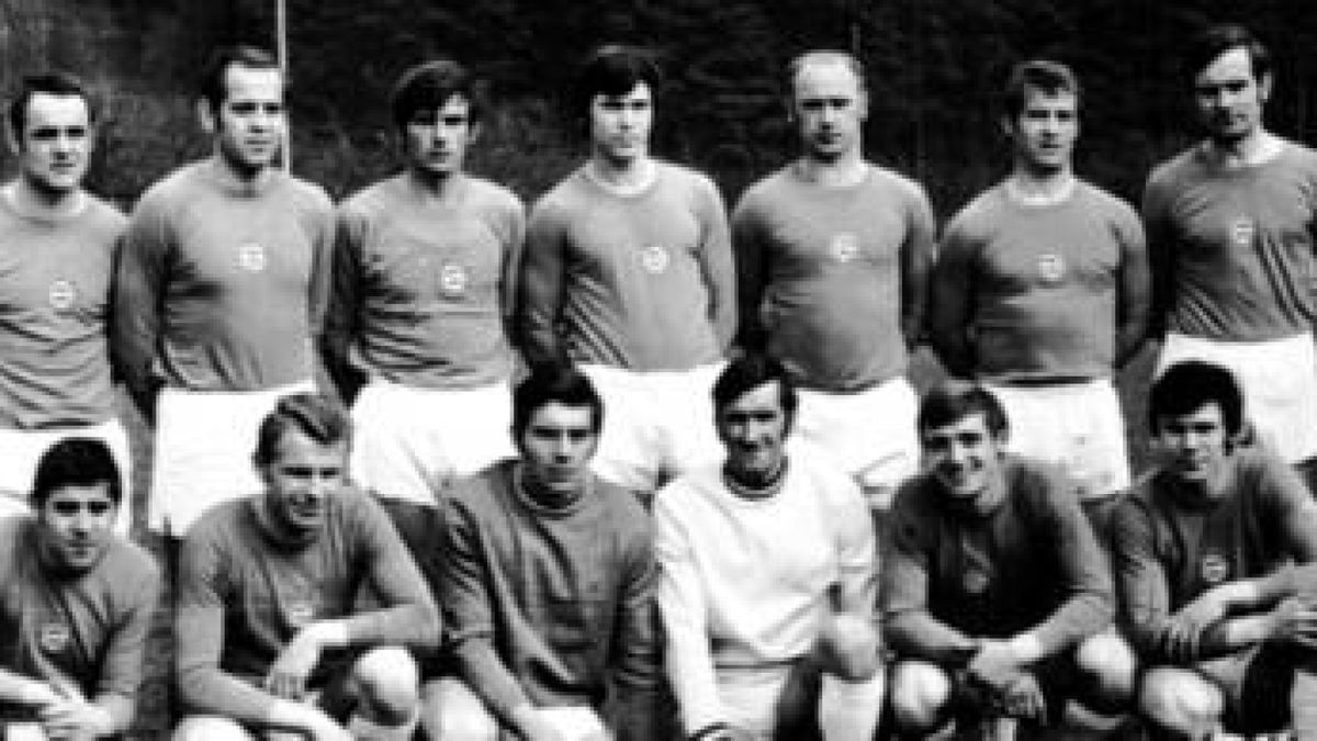 Auf dem Mannschaftsfoto der Saison 1970/71 sind folgende Spieler zu sehen:  Düben, U. Hoffmann, Willing, Grübner, J. Weißhaupt, Setzepfand, Manfred Schütze, Grafe, Trainer Knaust (Hinten v.l.n.r.:) und G. Hoffmann, Strehler, Gröper, Kronenberg, Lindemann, H. Weißhaupt (vorn v.l.n.r.). Foto: Archiv Klaus Verkouter
