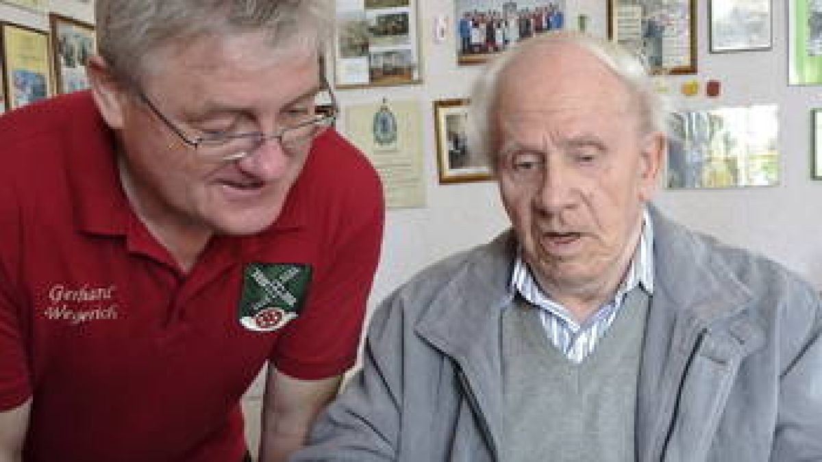 Hüpstedts Heimatvereinschef Gerhard Wegerich lässt sich vom Ausstellungsbesucher August Mühr (87) aus Dingelstädt die Erlebnisse seines Vaters auf der ehemaligen Obereichsfelder Kleinbahn schildern. Foto: Reiner Schmalzl