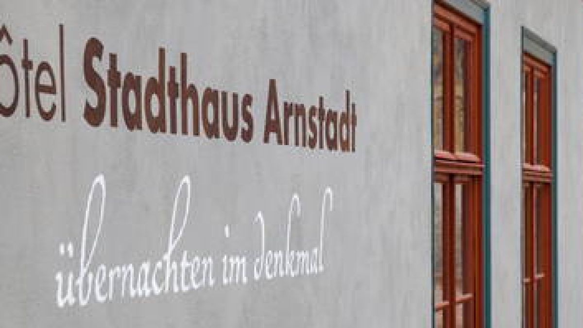 Neuer, gelungener Schriftzug an alter Fachwerkfassade des Stadthauses Arnstadt. Foto: Johannes Krey