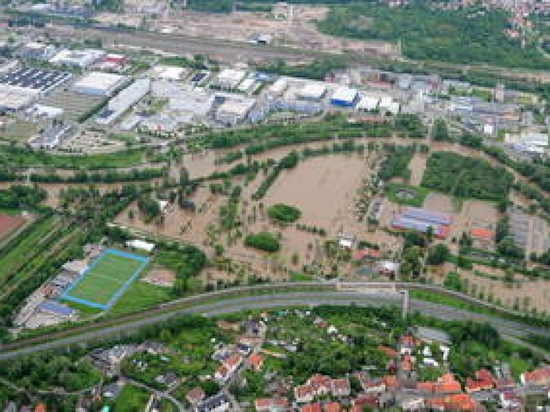 Luftbilder vom SaaleHochwasser in Jena Stadion unter Wasser, Gärten
