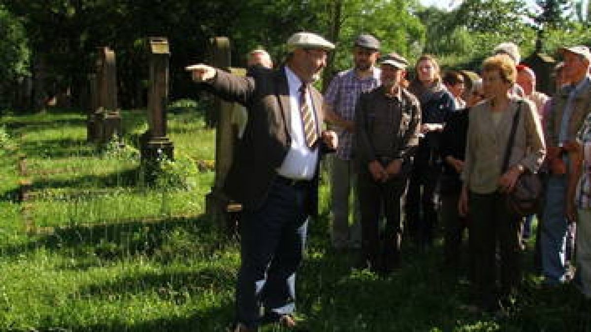 Manfred Schröter führt über den Jüdischen Friedhof in Nordhausen. Foto: Christoph Keil