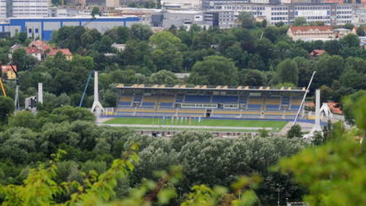 Ungewohnter Anblick: Von den Flutlichtmasten im Ernst-Abbe-Sportfeld stehen nur noch die Überreste. Foto: Tino Zippel