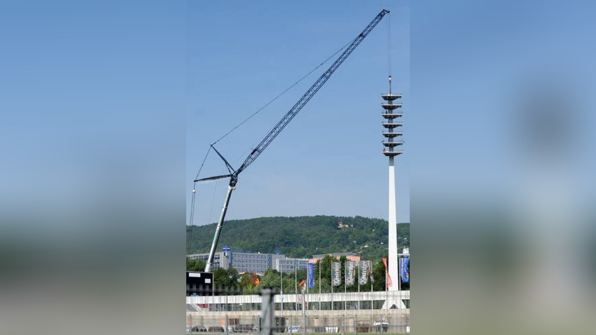 Am 27. Juli entfernt ein Kran mit Spezialaufbau den letzten Mast. Foto: Tino Zippel 