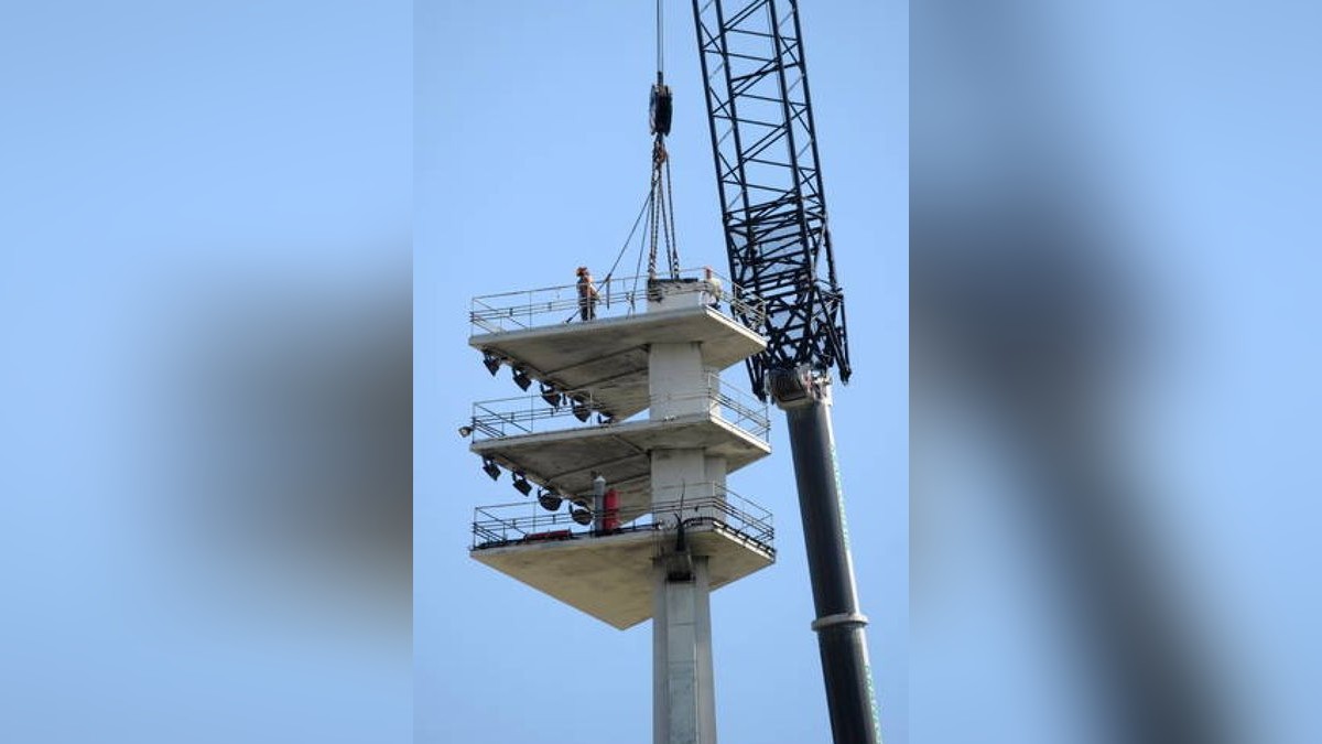 Am Montag verschwindet der Mast in der Südkurve, der eingelagert werden soll. Foto: Tino Zippel