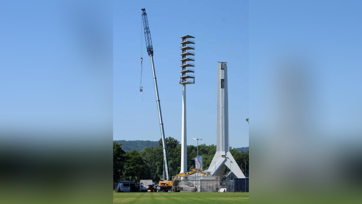 Als zweiter wird der Mast in der Südkurve abgebaut. Foto: Tino Zippel 