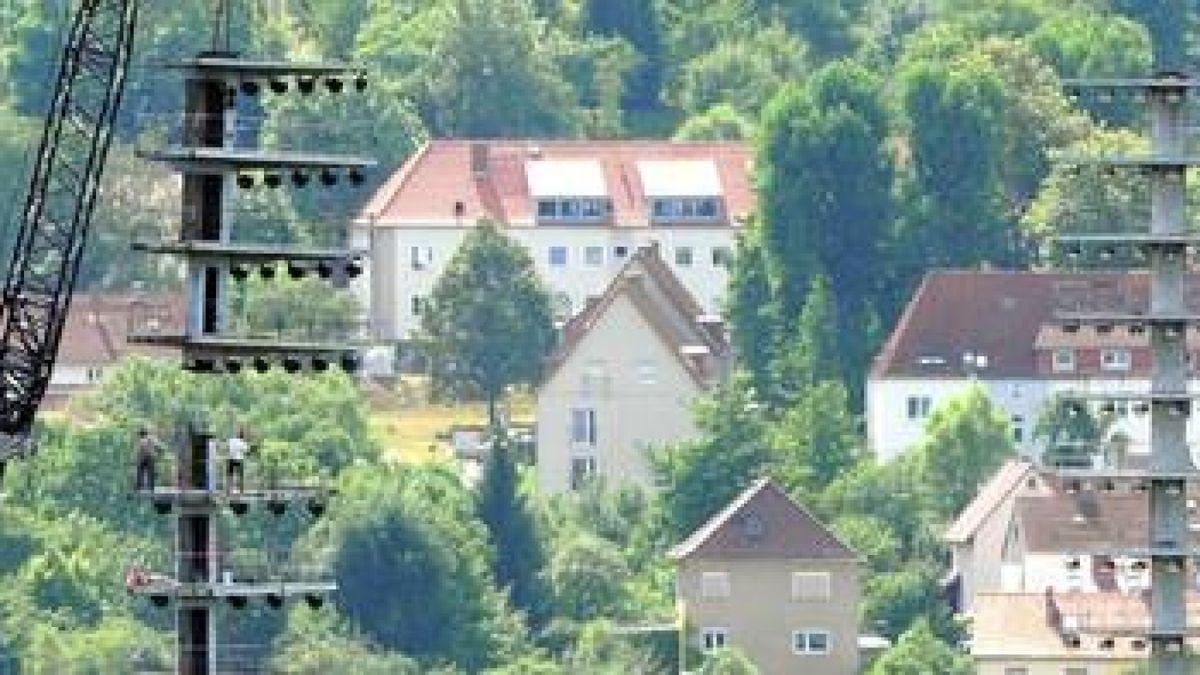 Der Abbau des ersten Flutlichtmasten im Ernst-Abbe-Sportfeld hat am Freitag begonnen. Foto: Tino Zippel