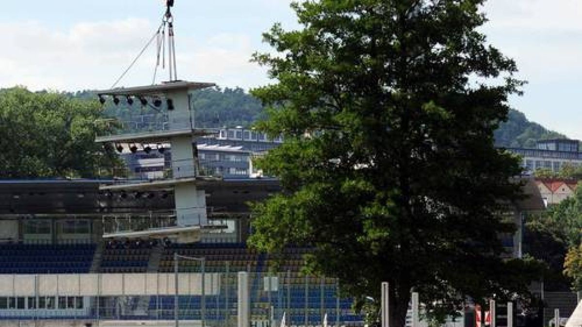 Abbau Flutlichtmasten Ernst-Abbe-Sportfeld Jena Foto: Tino Zippel