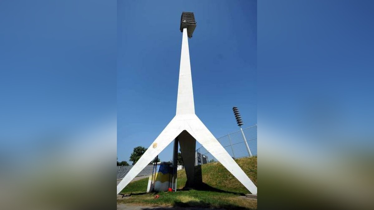 Der Abbau des ersten Flutlichtmasten im Ernst-Abbe-Sportfeld hat am Freitag begonnen. Dieses Mast in der Südkurve ist am besten erhalten. Foto: Tino Zippel