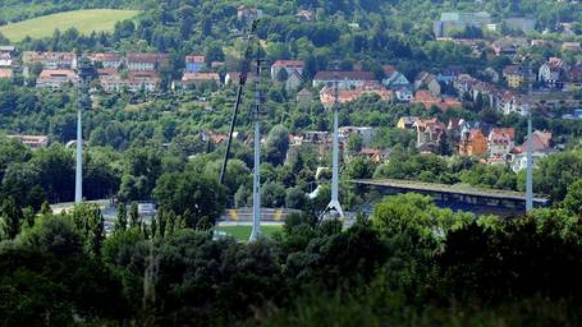 Der Abbau des ersten Flutlichtmasten im Ernst-Abbe-Sportfeld hat am Freitag begonnen. Foto: Tino Zippel