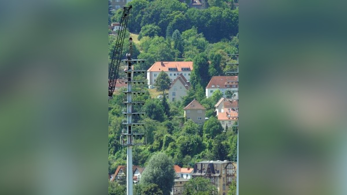 Der Abbau des ersten Flutlichtmasten im Ernst-Abbe-Sportfeld hat am Freitag begonnen. Foto: Tino Zippel