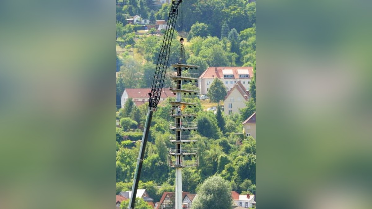 Der erste Flutlichtmast im Ernst-Abbe-Sportfeld Jena wird abgebaut. Foto: Tino Zippel