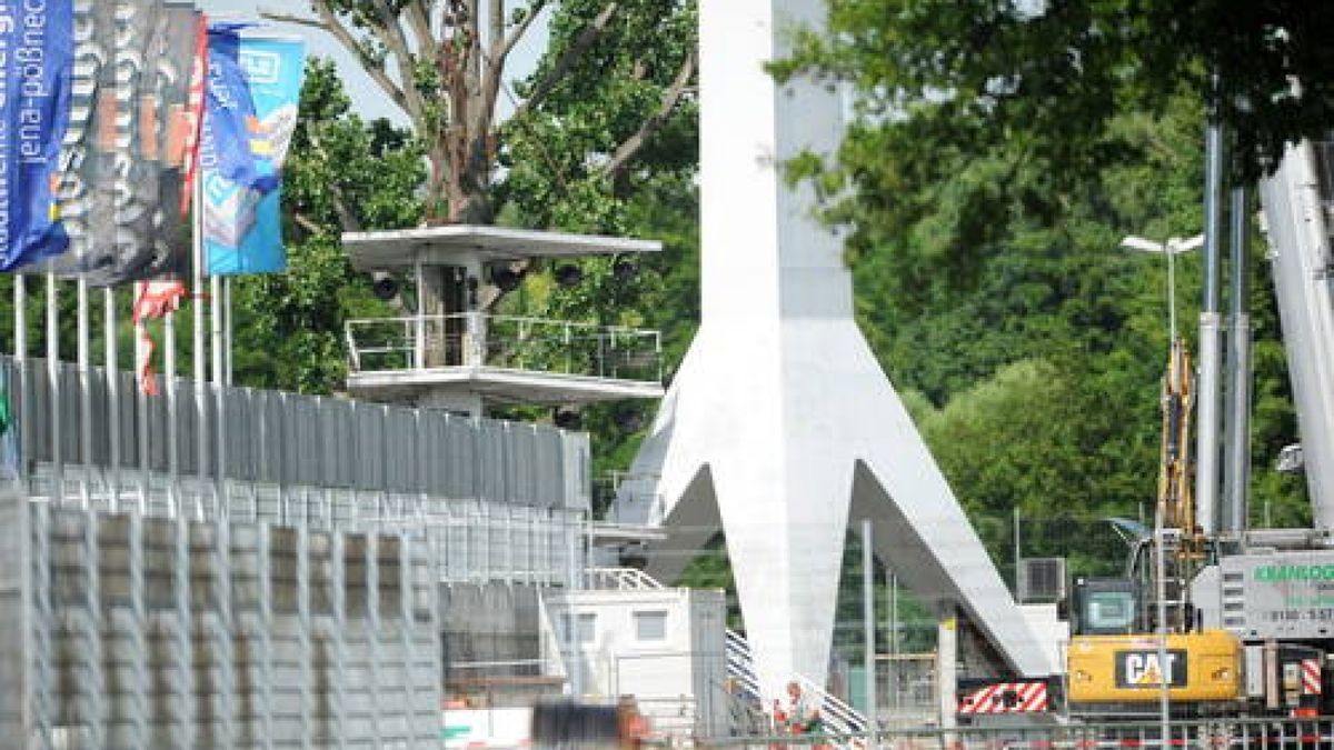 Der erste Flutlichtmast im Ernst-Abbe-Sportfeld Jena wird abgebaut. Foto: Tino Zippel