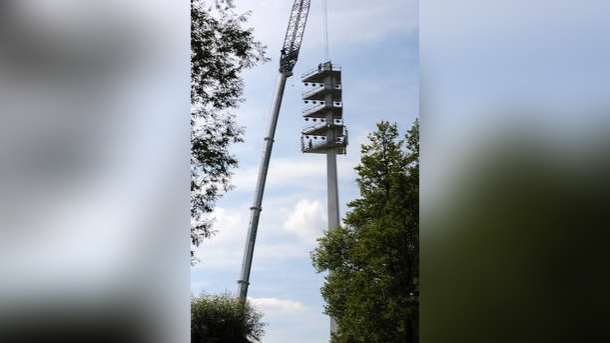 Der erste Flutlichtmast im Ernst-Abbe-Sportfeld Jena wird abgebaut. Foto: Tino Zippel