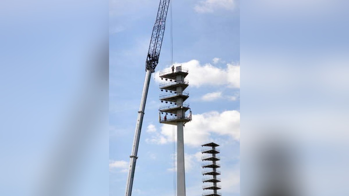 Der erste Flutlichtmast im Ernst-Abbe-Sportfeld Jena wird abgebaut. Foto: Tino Zippel