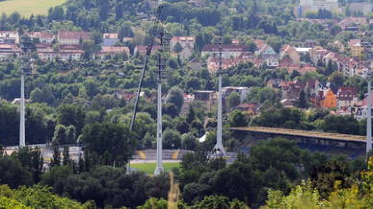 Der erste Flutlichtmast im Ernst-Abbe-Sportfeld Jena wird abgebaut. Foto: Tino Zippel