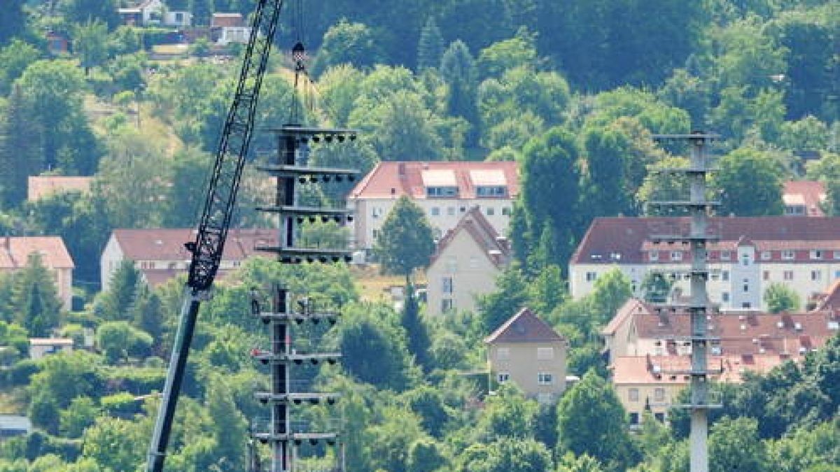 Der erste Flutlichtmast im Ernst-Abbe-Sportfeld Jena wird abgebaut. Foto: Tino Zippel