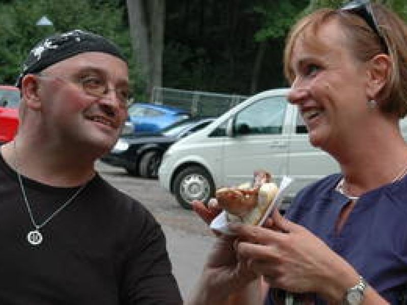 Mathias Bonitz aus Gotha steht seit 17 Jahren am Bratwurstrost