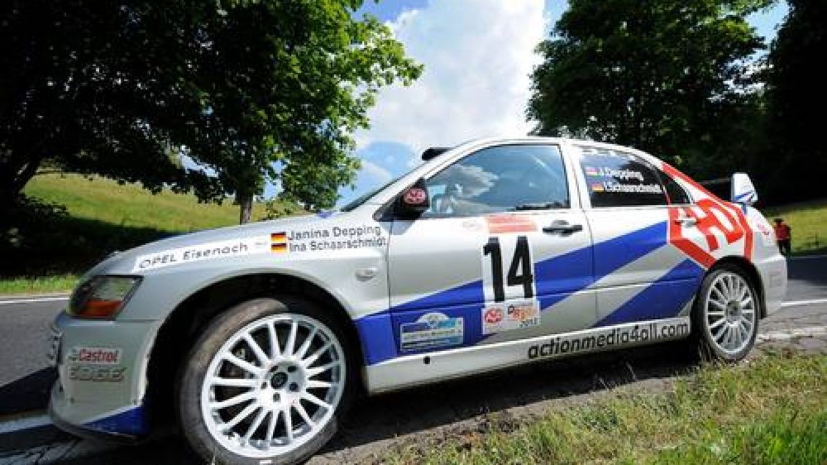 Das Foto zeigt das Team mit ihrem Fahrzeug am Samstagnachmittag auf der Wertungsprüfung 3 kurz nach dem Rallye-Start in Eisenach. Foto: Alexander Volkmann