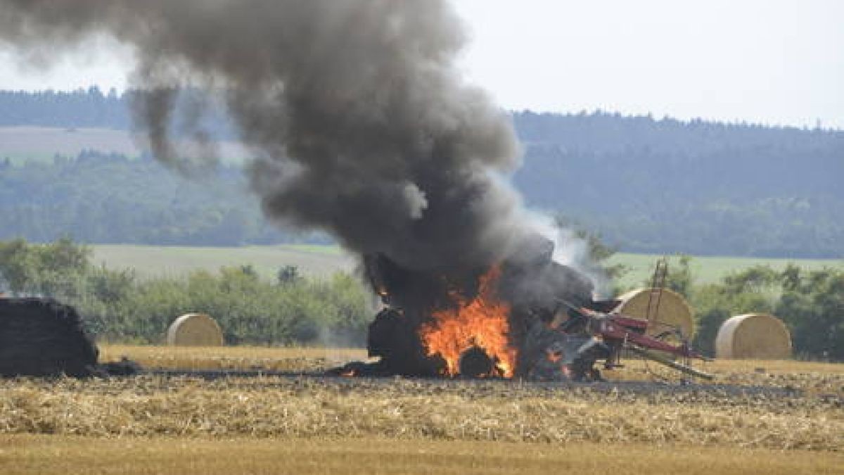 29.08. Auf einem Feld bei Lengefeld brannte eine Stohballenpressmaschine. Die Freiwilligen Feuerwehren aus Lengefeld, Blankenhain und Bad Berka löschten den Brand. Foto Stefan Eberhardt