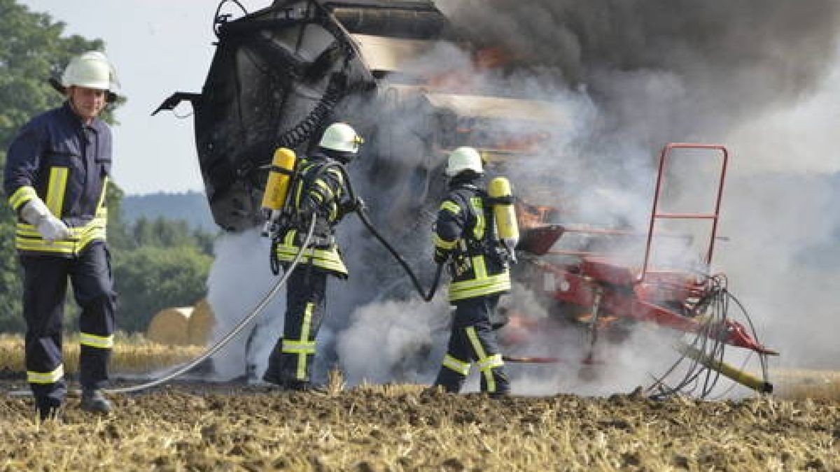 29.08. Auf einem Feld bei Lengefeld brannte eine Stohballenpressmaschine. Die Freiwilligen Feuerwehren aus Lengefeld, Blankenhain und Bad Berka löschten den Brand. Foto Stefan Eberhardt