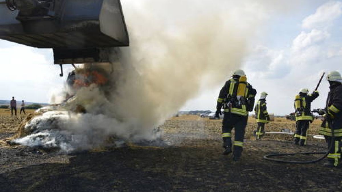 29.08. Auf einem Feld bei Lengefeld brannte eine Stohballenpressmaschine. Die Freiwilligen Feuerwehren aus Lengefeld, Blankenhain und Bad Berka löschten den Brand. Foto Stefan Eberhardt