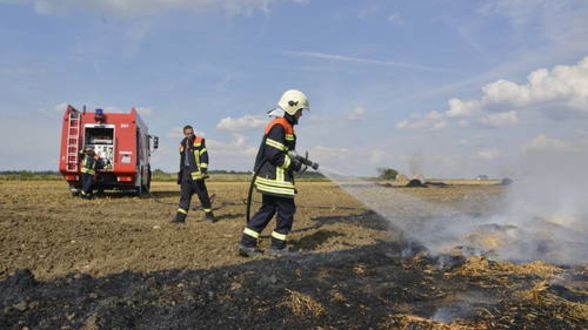 29.08. Auf einem Feld bei Lengefeld brannte eine Stohballenpressmaschine. Die Freiwilligen Feuerwehren aus Lengefeld, Blankenhain und Bad Berka löschten den Brand. Foto Stefan Eberhardt