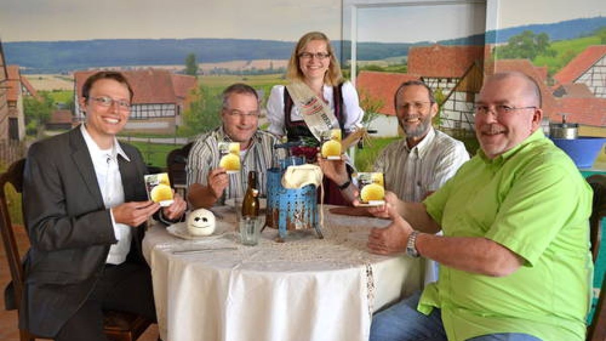 29.08. Matthias Gose, Torsten Laudien, Kloßmarie Claudia Stumpf, Lutz Gebhardt und Dieter Fischer stellten in Heichelheim das kleinen Thüringer Kloßbuch vor. Foto: Holger Wetzel