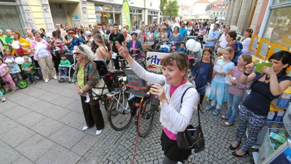 28.08. Mit einer Singwette feierte der DM-Drogeriemarkt sein 80-jähriges Bestehen. Foto: Jens Lehnert