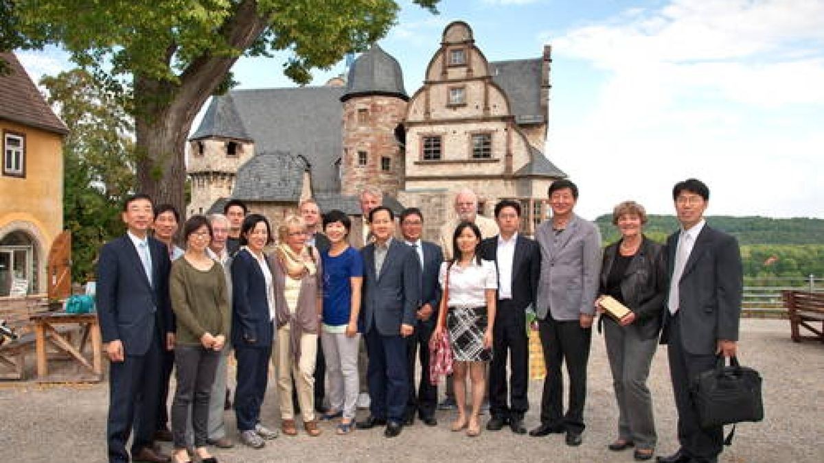 28.08. Eine Delegation südkoreanischer Gäste wurde auf dem Oberschloss in Kranichfeld begrüßt. Foto: Kai Ropella