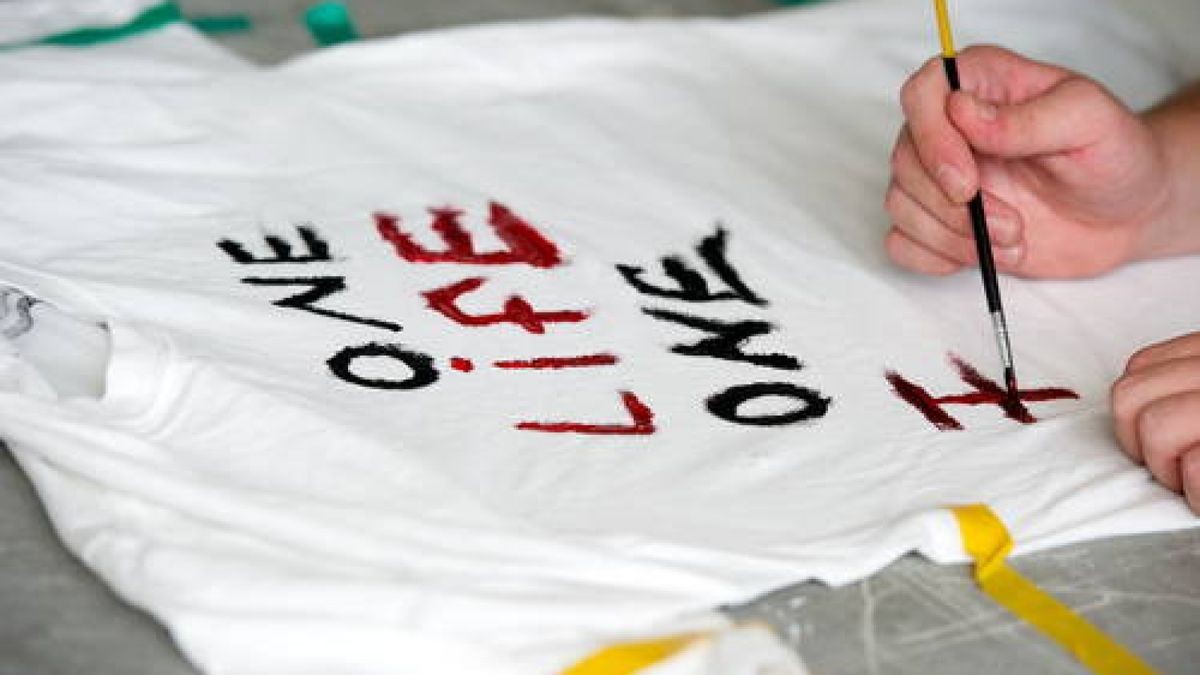 28.08. Bei den 3. Kunst- und Kulturtagen im Thüringer Justizvollzug bemalen straffällige Jugendliche, in der Werkstatt des Boje Verein, T-Shirts. Foto: Thomas Müller