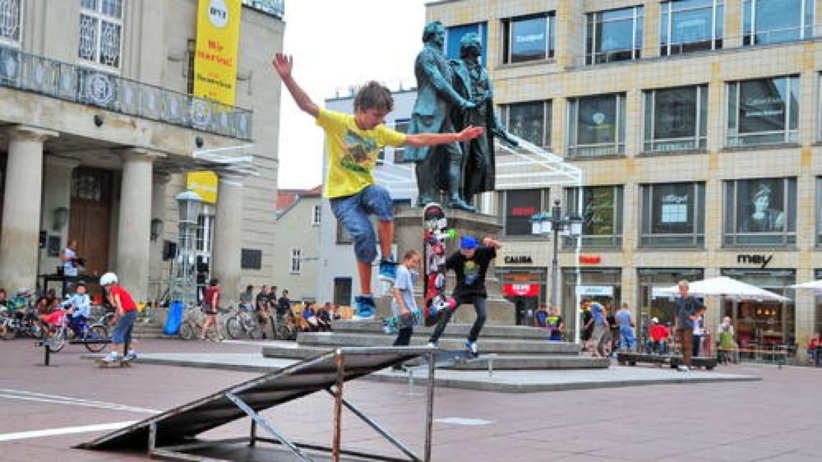 24.08. Zur vierten Skatenacht lud das Team Jugendarbeit auf den Weimarer Theaterplatz ein. Die Teilnehmer hatten große Freude am Skaten und hohen Sprüngen. Foto: Michael Baar