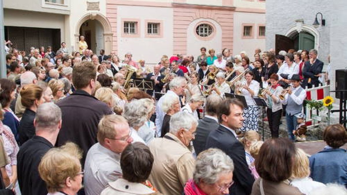 25.08. Einweihung des Herderzentrums und anschließendes Einweihungsfest mit vielen Besuchern. Foto: Henry Sowinski