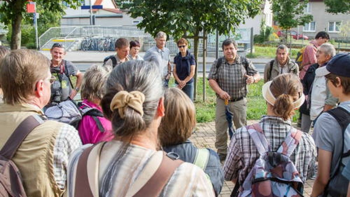 25.08. Über 40 Wanderer machten sich auf den Weg zur 3-Türme-Wanderung über den Paulinenturm, Buchfahrt, Carolinenturm, Oettern zum Hainturm. Auf dem Kötsch gab es Quarkbrote und Getränke. Foto: Henry Sowinski