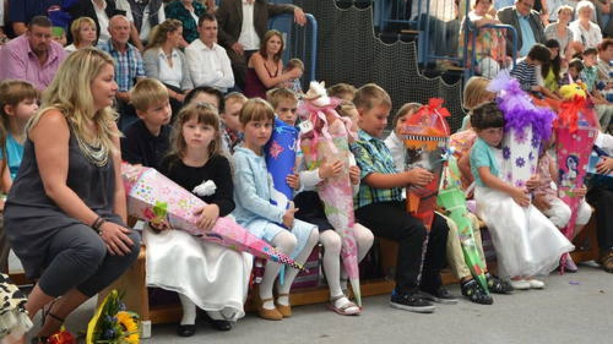 24.08. Bei der Schuleinführung in Kranichfeld konnten sich die  Kinder noch einmal setzten, nachdem sie ihre Zuckertüten bekommen hatten. Foto: Bernd Rödger