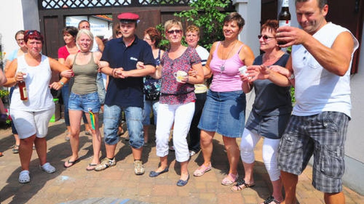 24.08. Acht Pärchen und drei Neulinge bot die Kirmes in Hohlstedt in diesem Jahr auf. Zur Ständchenrunde wurde das Volk um Burschenvater Tom Liebner und die Burgmusikanten von Haus zu Haus immer größer. Foto: Michael Baar