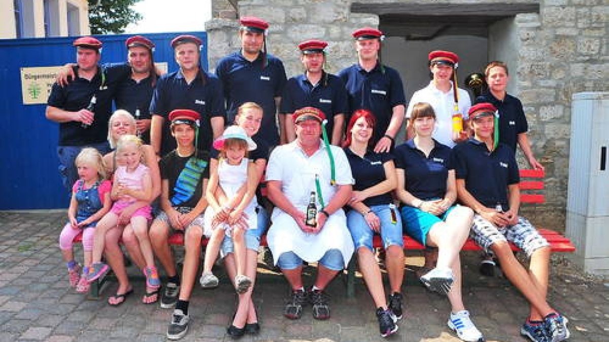 24.08. Acht Pärchen und drei Neulinge bot die Kirmes in Hohlstedt in diesem Jahr auf. Zur Ständchenrunde wurde das Volk um Burschenvater Tom Liebner und die Burgmusikanten von Haus zu Haus immer größer. Foto: Michael Baar